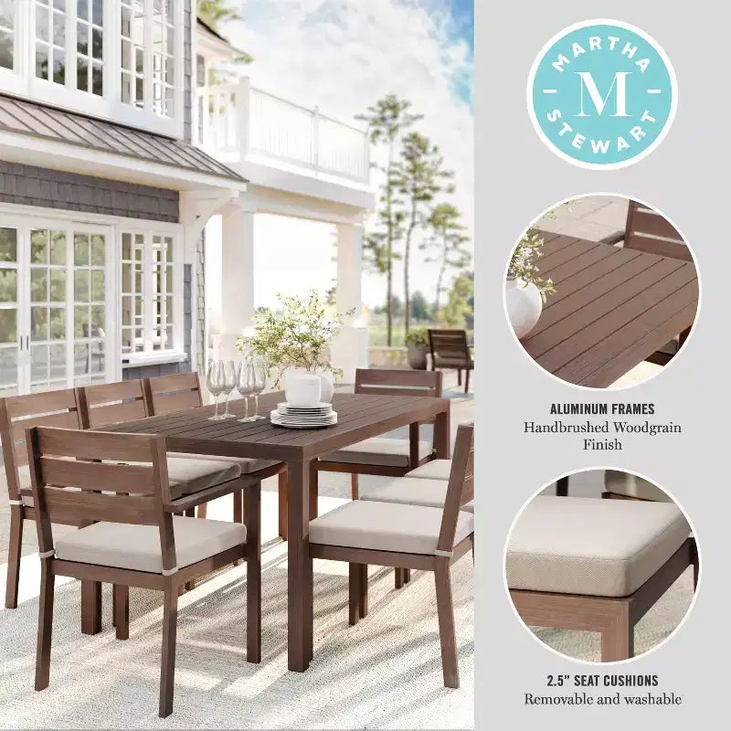 Ensemble de salle à manger d'extérieur Martha Stewart Bedford avec table de 180 cm et 8 chaises avec finition en aluminium brossé aspect bois et coussins résistants aux intempéries