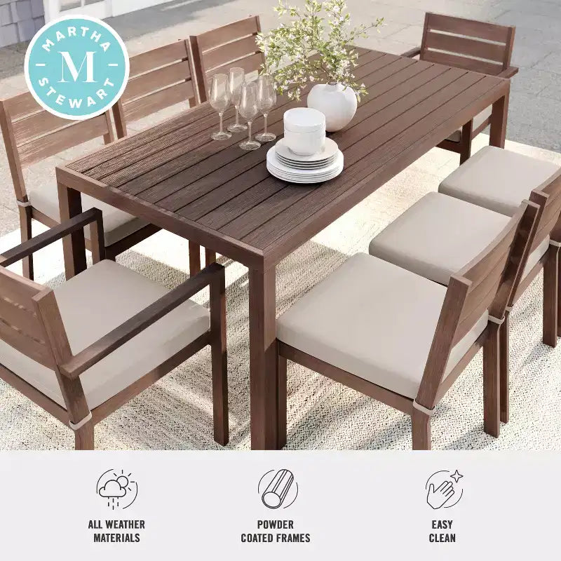 Ensemble de salle à manger d'extérieur Martha Stewart Bedford avec table de 180 cm et 8 chaises avec finition en aluminium brossé aspect bois et coussins résistants aux intempéries