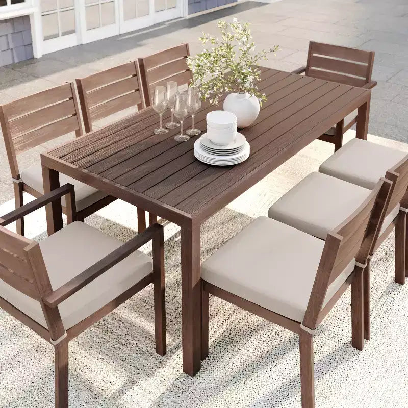 Ensemble de salle à manger d'extérieur Martha Stewart Bedford avec table de 180 cm et 8 chaises avec finition en aluminium brossé aspect bois et coussins résistants aux intempéries