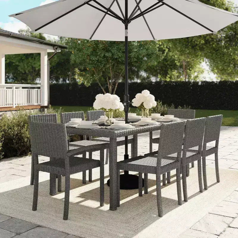 Ensemble de salle à manger intérieur/extérieur Martha Stewart Bedford 9 pièces avec 8 chaises empilables et table de patio 71 po avec plateau en bois composite en osier de rotin