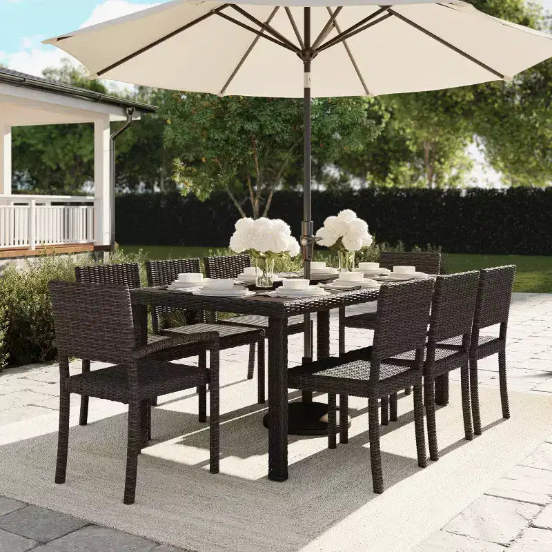 Ensemble de salle à manger intérieur/extérieur Martha Stewart Bedford 9 pièces avec 8 chaises empilables et table de patio 71 po avec plateau en bois composite en osier de rotin