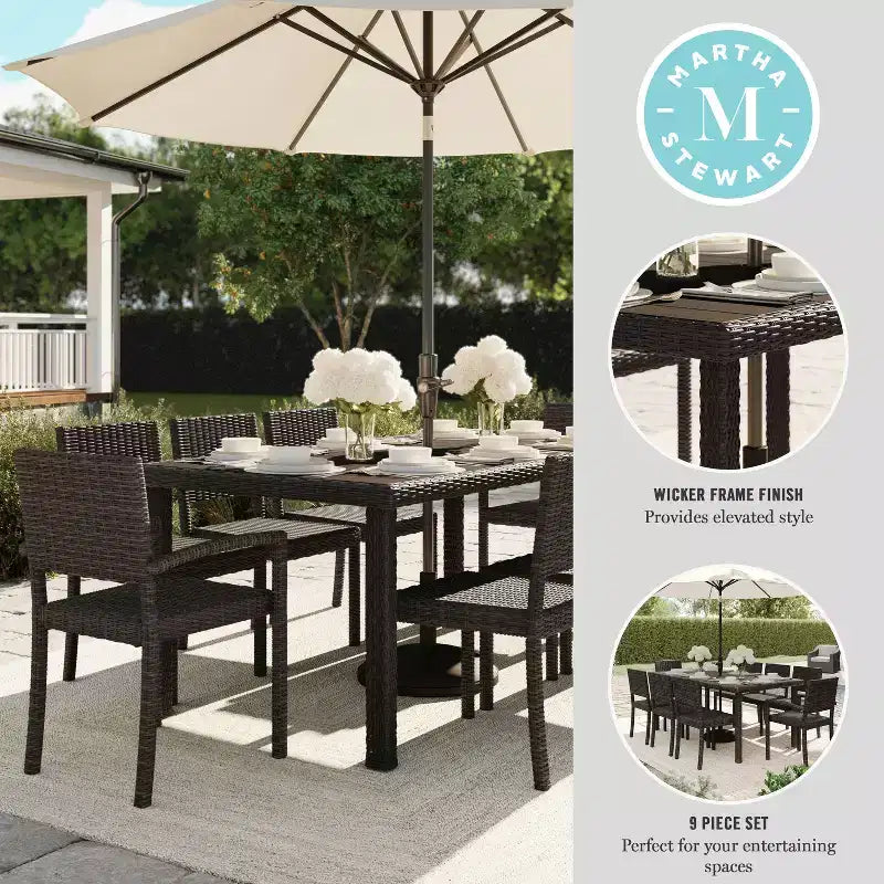 Ensemble de salle à manger intérieur/extérieur Martha Stewart Bedford 9 pièces avec 8 chaises empilables et table de patio 71 po avec plateau en bois composite en osier de rotin