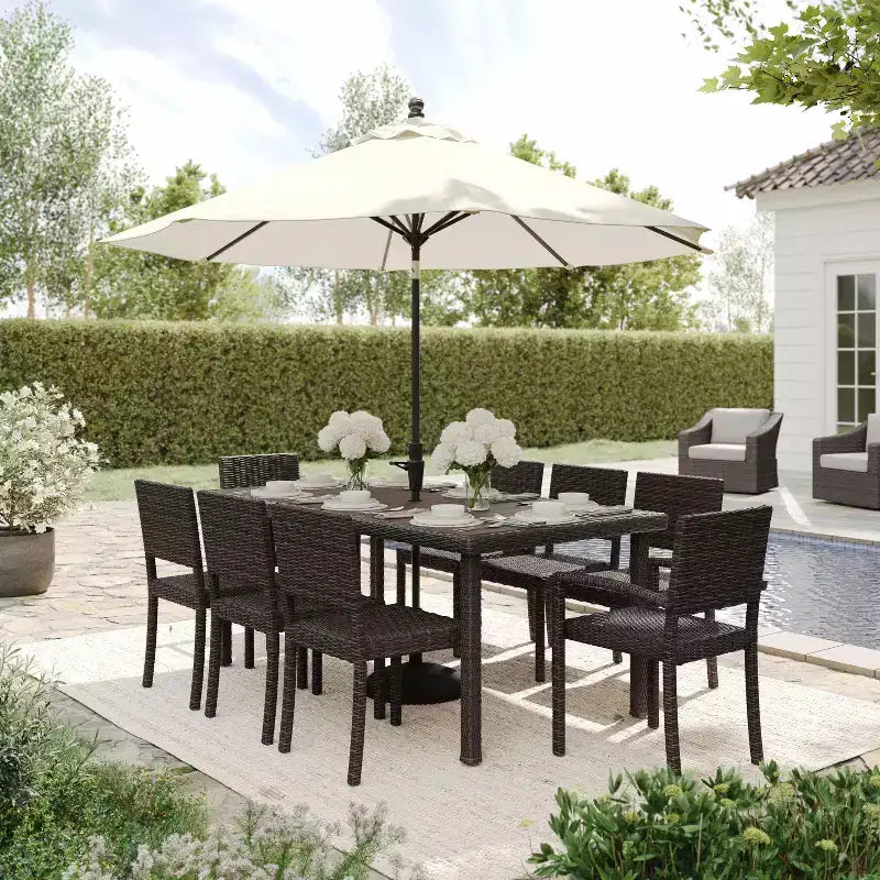 Ensemble de salle à manger intérieur/extérieur Martha Stewart Bedford 9 pièces avec 8 chaises empilables et table de patio 71 po avec plateau en bois composite en osier de rotin