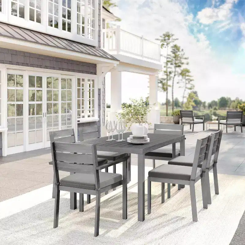 Ensemble de patio intérieur/extérieur Martha Stewart Bedford avec table de 62 po et 6 chaises de salle à manger avec finition en aluminium brossé imitation bois et coussins toutes saisons