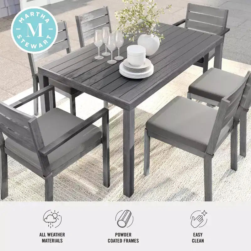 Ensemble de patio intérieur/extérieur Martha Stewart Bedford avec table de 62 po et 6 chaises de salle à manger avec finition en aluminium brossé imitation bois et coussins toutes saisons