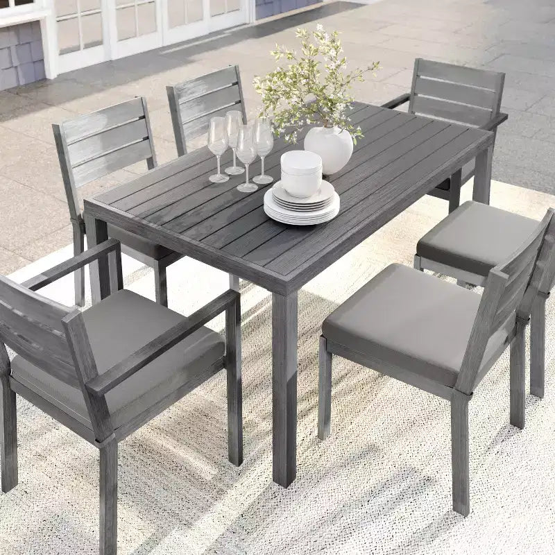 Ensemble de patio intérieur/extérieur Martha Stewart Bedford avec table de 62 po et 6 chaises de salle à manger avec finition en aluminium brossé imitation bois et coussins toutes saisons