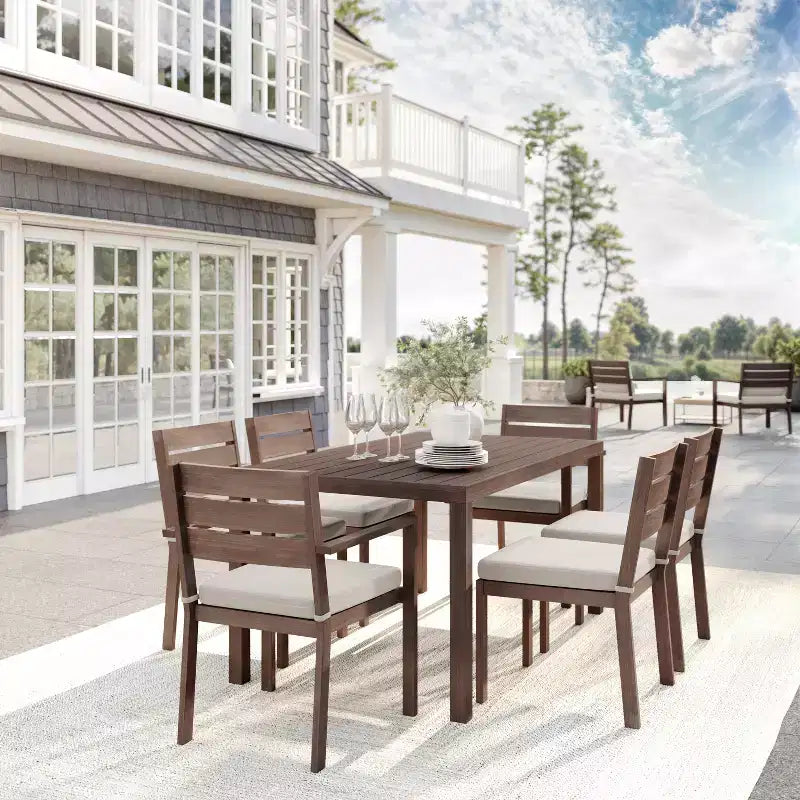 Ensemble de patio intérieur/extérieur Martha Stewart Bedford avec table de 62 po et 6 chaises de salle à manger avec finition en aluminium brossé imitation bois et coussins toutes saisons