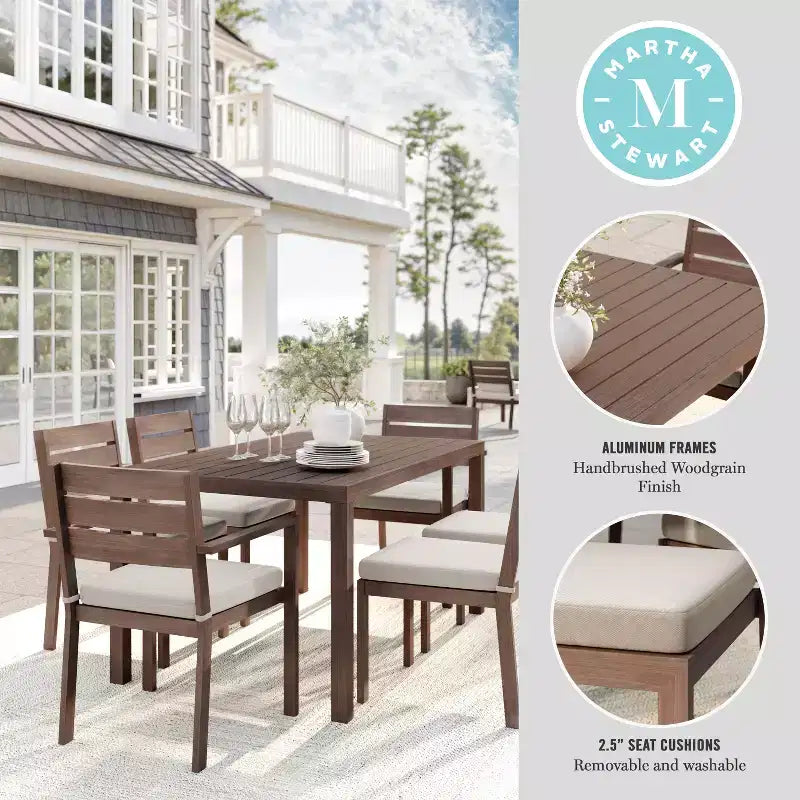 Ensemble de patio intérieur/extérieur Martha Stewart Bedford avec table de 62 po et 6 chaises de salle à manger avec finition en aluminium brossé imitation bois et coussins toutes saisons