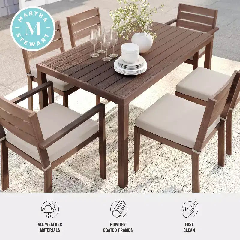 Ensemble de patio intérieur/extérieur Martha Stewart Bedford avec table de 62 po et 6 chaises de salle à manger avec finition en aluminium brossé imitation bois et coussins toutes saisons