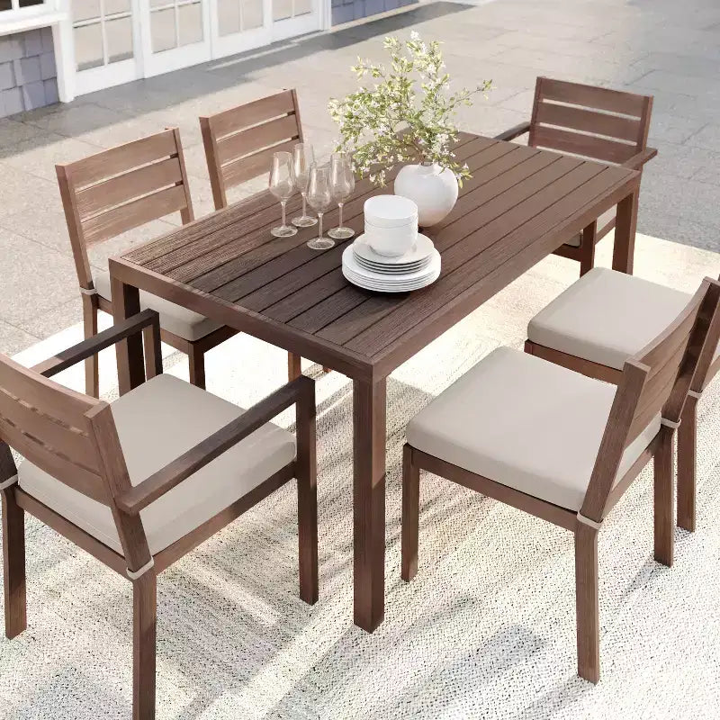 Ensemble de patio intérieur/extérieur Martha Stewart Bedford avec table de 62 po et 6 chaises de salle à manger avec finition en aluminium brossé imitation bois et coussins toutes saisons