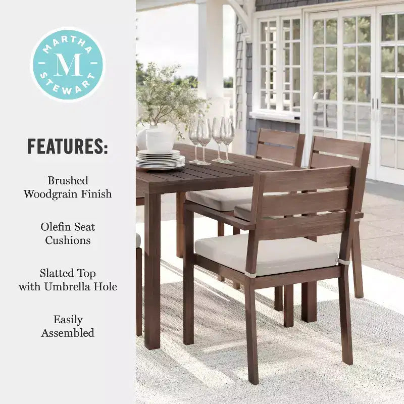 Ensemble de patio intérieur/extérieur Martha Stewart Bedford avec table de 62 po et 6 chaises de salle à manger avec finition en aluminium brossé imitation bois et coussins toutes saisons