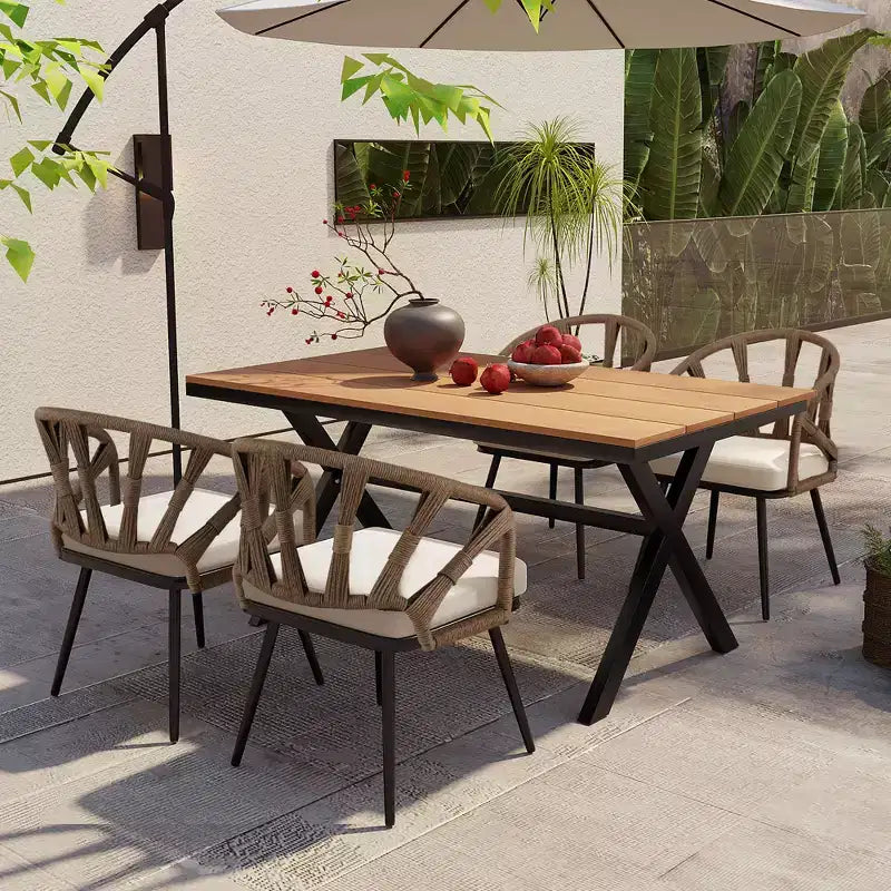 Ensemble extérieur contemporain Whisen avec chaises en rotin PE et table en bois synthétique, idéal pour les jardins et les pelouses