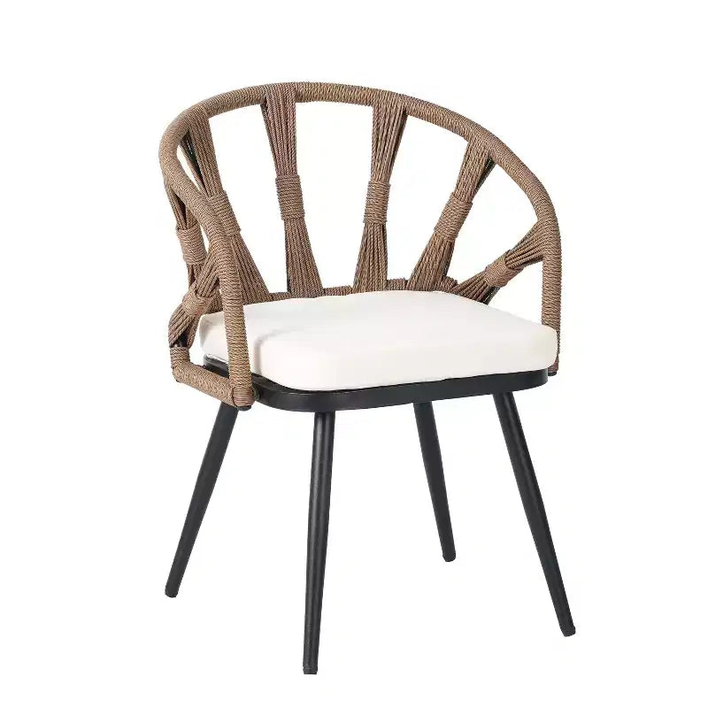 Ensemble extérieur contemporain Whisen avec chaises en rotin PE et table en bois synthétique, idéal pour les jardins et les pelouses