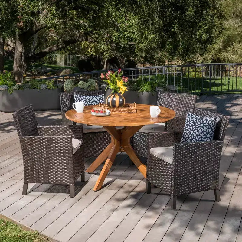 Christopher Knight Home Wes Set da pranzo da esterno a 5 pezzi in legno di acacia e vimini con cuscini