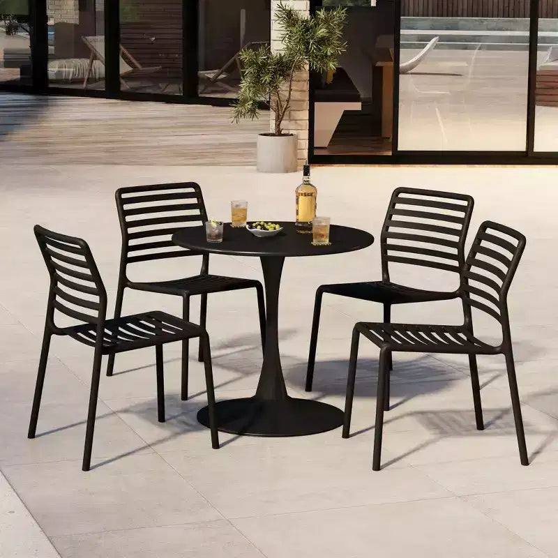 Ensemble de salle à manger d'extérieur et d'intérieur WestinTrends Playa 5 pièces avec table en métal et chaises d'appoint empilables en plastique