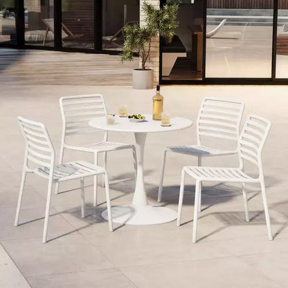 Ensemble de salle à manger d'extérieur et d'intérieur WestinTrends Playa 5 pièces avec table en métal et chaises d'appoint empilables en plastique