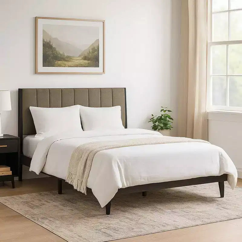 Letto Queen a piattaforma in legno da 85", testiera capitonné a canale, tessuto marrone talpa, 12 doghe incluse