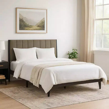 Letto Queen a piattaforma in legno da 85", testiera capitonné a canale, tessuto marrone talpa, 12 doghe incluse