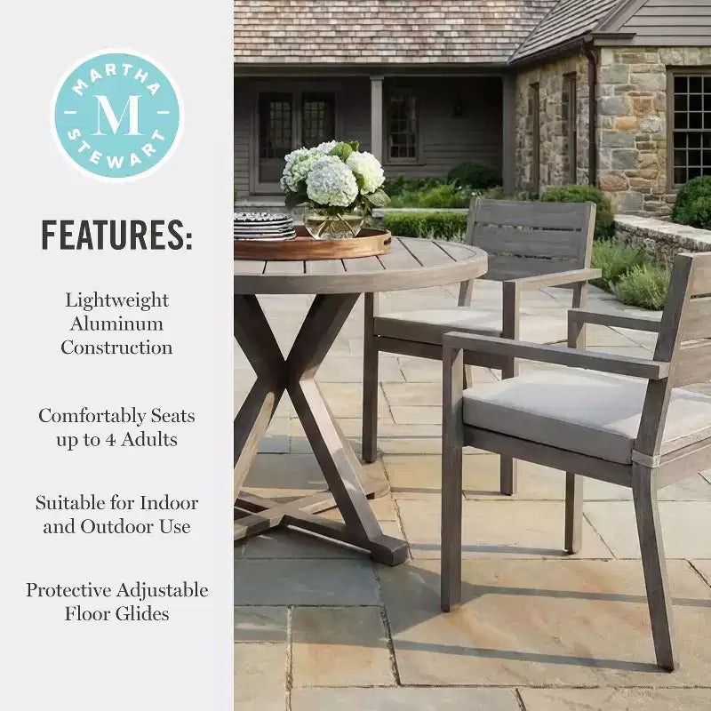 Set da patio in alluminio Martha Stewart Bedford da 5 pezzi, 4 poltrone da pranzo impilabili con cuscini, tavolo rotondo con base a cavalletto da 36 pollici, finitura spazzolata effetto legno