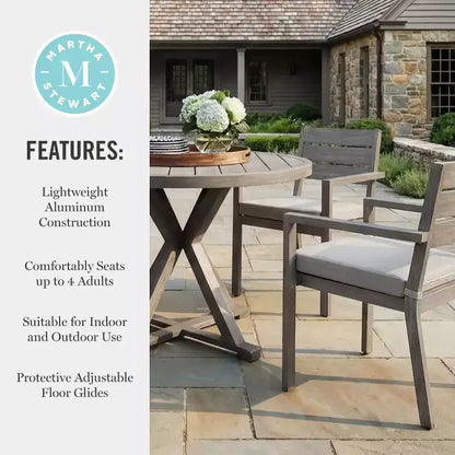 Set da patio in alluminio Martha Stewart Bedford da 5 pezzi, 4 poltrone da pranzo impilabili con cuscini, tavolo rotondo con base a cavalletto da 36 pollici, finitura spazzolata effetto legno
