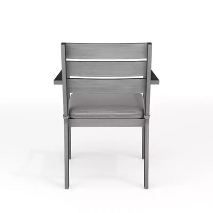 Set da patio in alluminio Martha Stewart Bedford da 5 pezzi, 4 poltrone da pranzo impilabili con cuscini, tavolo rotondo con base a cavalletto da 36 pollici, finitura spazzolata effetto legno