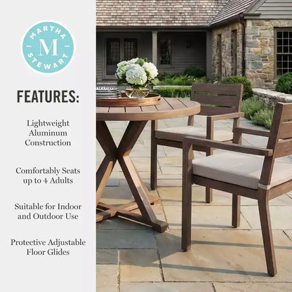 Set da patio in alluminio Martha Stewart Bedford da 5 pezzi, 4 poltrone da pranzo impilabili con cuscini, tavolo rotondo con base a cavalletto da 36 pollici, finitura spazzolata effetto legno