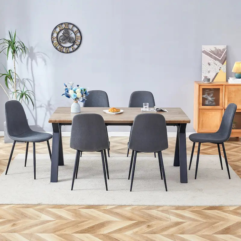 Moderno set da pranzo con tavolo rettangolare nero con base a forma di A e sedie con schienale rotondo