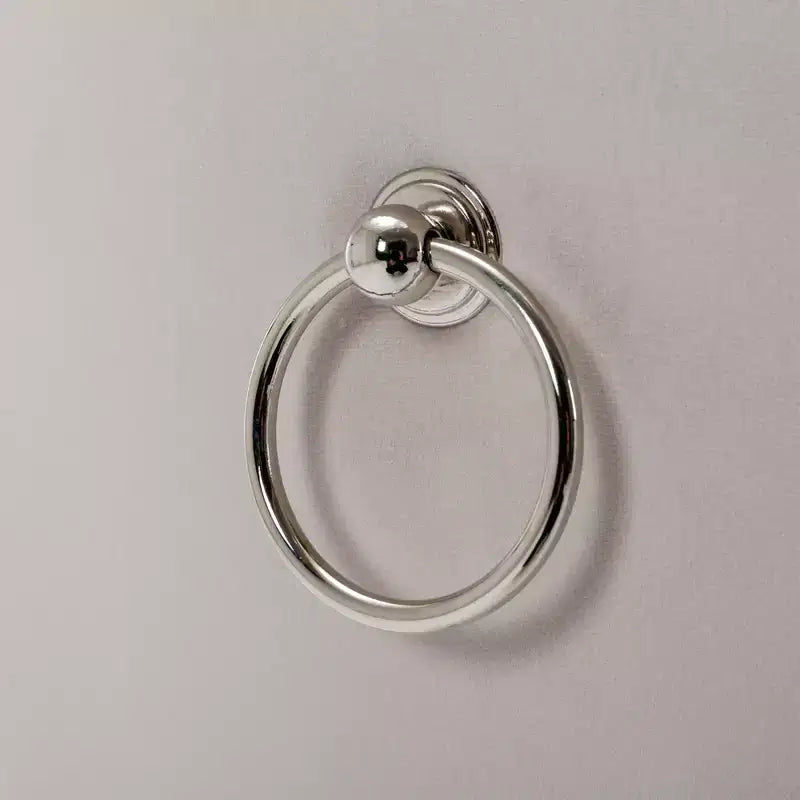 Set di 2 sedie da pranzo contemporanee imbottite in velluto grigio trapuntato in legno massello con gambe placcate in acciaio inossidabile cromato e finiture con borchie