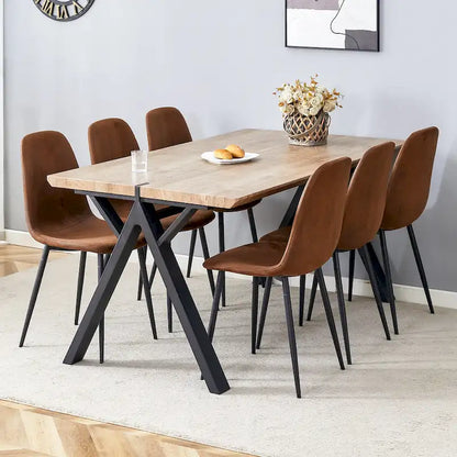 Moderno set da pranzo con tavolo rettangolare nero con base a forma di A e sedie con schienale rotondo