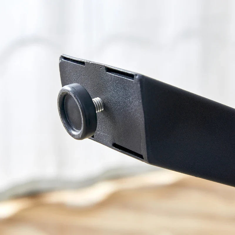 Moderno set da pranzo con tavolo rettangolare nero con base a forma di A e sedie con schienale rotondo