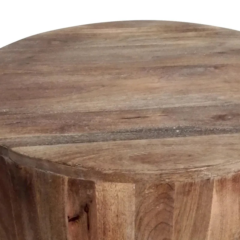 Tavolino Arthur in legno di mango rotondo a forma cilindrica intagliato a mano, con finitura anticata, marrone