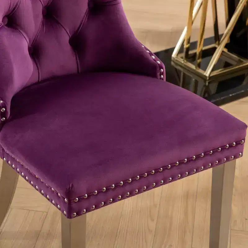 Set di 2 sedie da pranzo contemporanee imbottite in velluto grigio trapuntato in legno massello con gambe placcate in acciaio inossidabile cromato e finiture con borchie