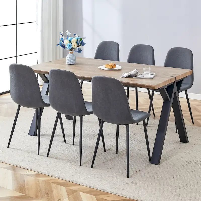 Moderno set da pranzo con tavolo rettangolare nero con base a forma di A e sedie con schienale rotondo