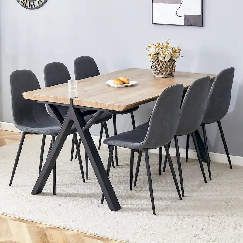 Moderno set da pranzo con tavolo rettangolare nero con base a forma di A e sedie con schienale rotondo