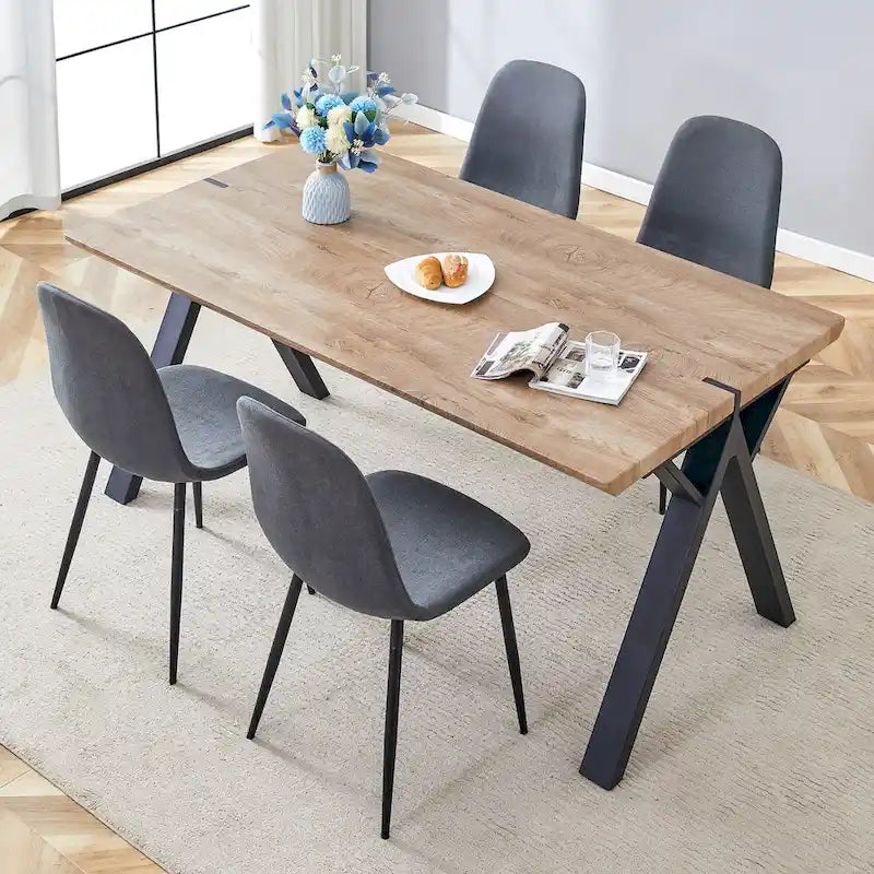Moderno set da pranzo con tavolo rettangolare nero con base a forma di A e sedie con schienale rotondo