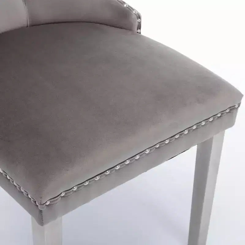 Set di 2 sedie da pranzo contemporanee imbottite in velluto grigio trapuntato in legno massello con gambe placcate in acciaio inossidabile cromato e finiture con borchie