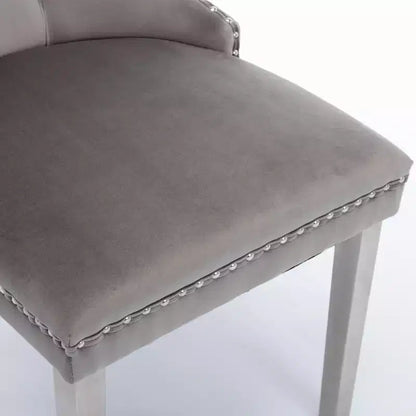Set di 2 sedie da pranzo contemporanee imbottite in velluto grigio trapuntato in legno massello con gambe placcate in acciaio inossidabile cromato e finiture con borchie