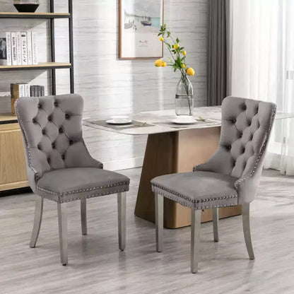 Set di 2 sedie da pranzo contemporanee imbottite in velluto grigio trapuntato in legno massello con gambe placcate in acciaio inossidabile cromato e finiture con borchie