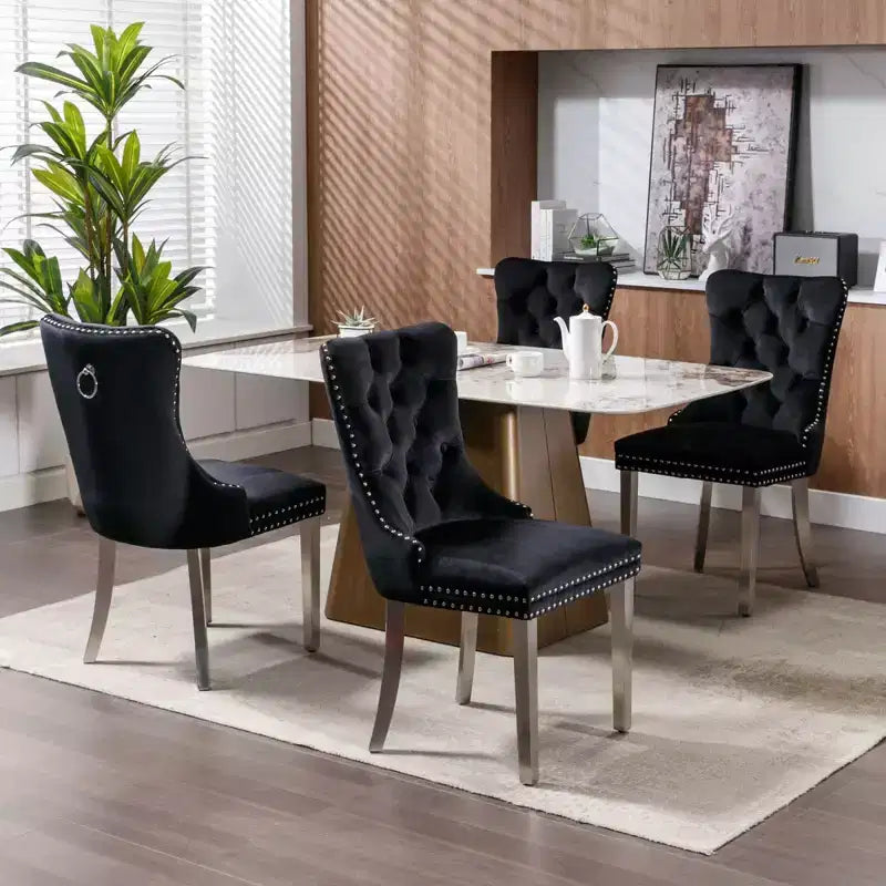 Set di 2 sedie da pranzo contemporanee imbottite in velluto grigio trapuntato in legno massello con gambe placcate in acciaio inossidabile cromato e finiture con borchie