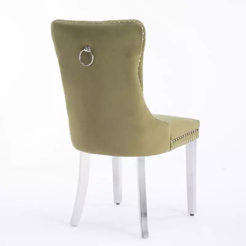 Set di 2 sedie da pranzo contemporanee imbottite in velluto grigio trapuntato in legno massello con gambe placcate in acciaio inossidabile cromato e finiture con borchie