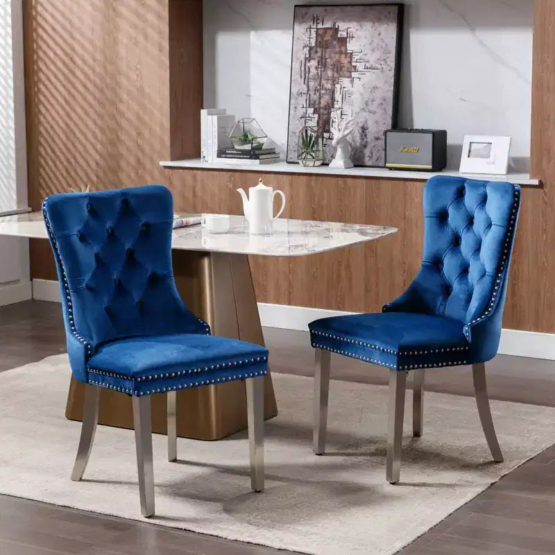 Set di 2 sedie da pranzo contemporanee imbottite in velluto grigio trapuntato in legno massello con gambe placcate in acciaio inossidabile cromato e finiture con borchie