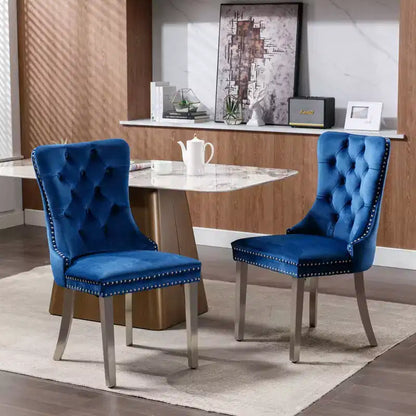 Set di 2 sedie da pranzo contemporanee imbottite in velluto grigio trapuntato in legno massello con gambe placcate in acciaio inossidabile cromato e finiture con borchie