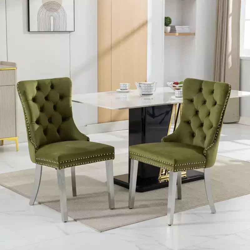 Set di 2 sedie da pranzo contemporanee imbottite in velluto grigio trapuntato in legno massello con gambe placcate in acciaio inossidabile cromato e finiture con borchie