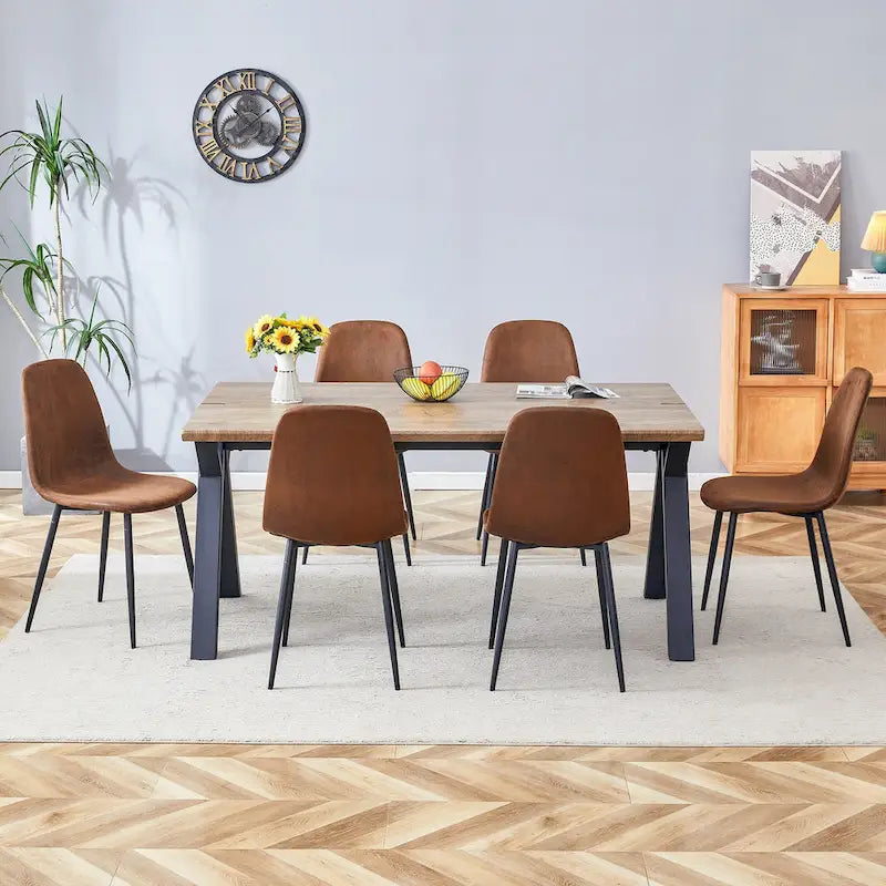 Moderno set da pranzo con tavolo rettangolare nero con base a forma di A e sedie con schienale rotondo