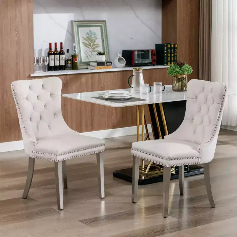 Set di 2 sedie da pranzo contemporanee imbottite in velluto grigio trapuntato in legno massello con gambe placcate in acciaio inossidabile cromato e finiture con borchie