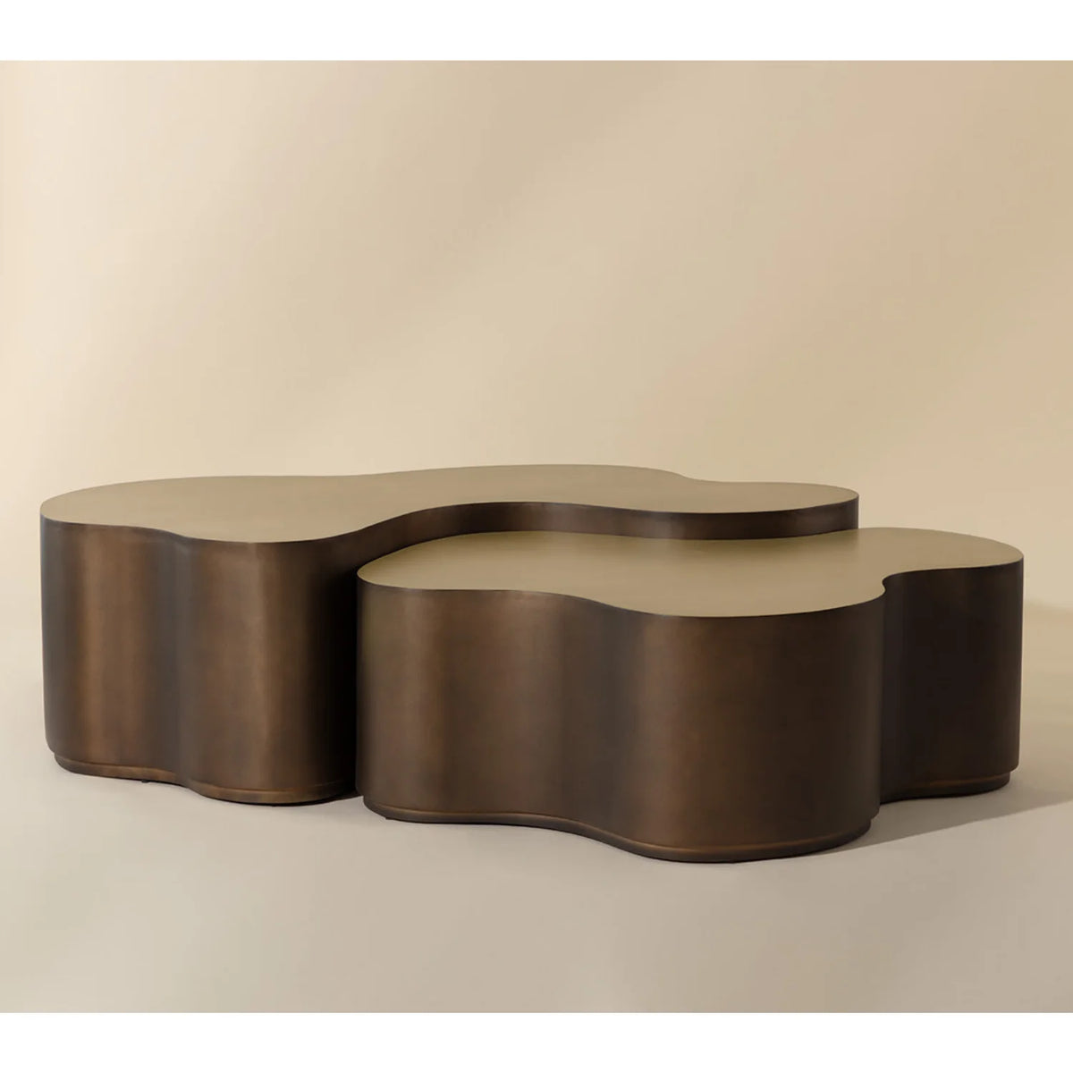 Tavolino da caffè moderno in alluminio verniciato a polvere con forma scultorea | Finitura verniciata a polvere