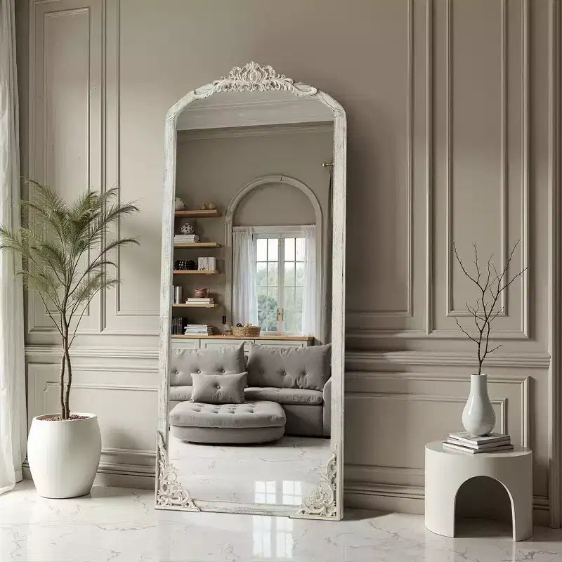 Specchio a figura intera (senza supporto) in legno massello intagliato a fiori, ad angolo retto, leggermente curvo, effetto invecchiato bianco