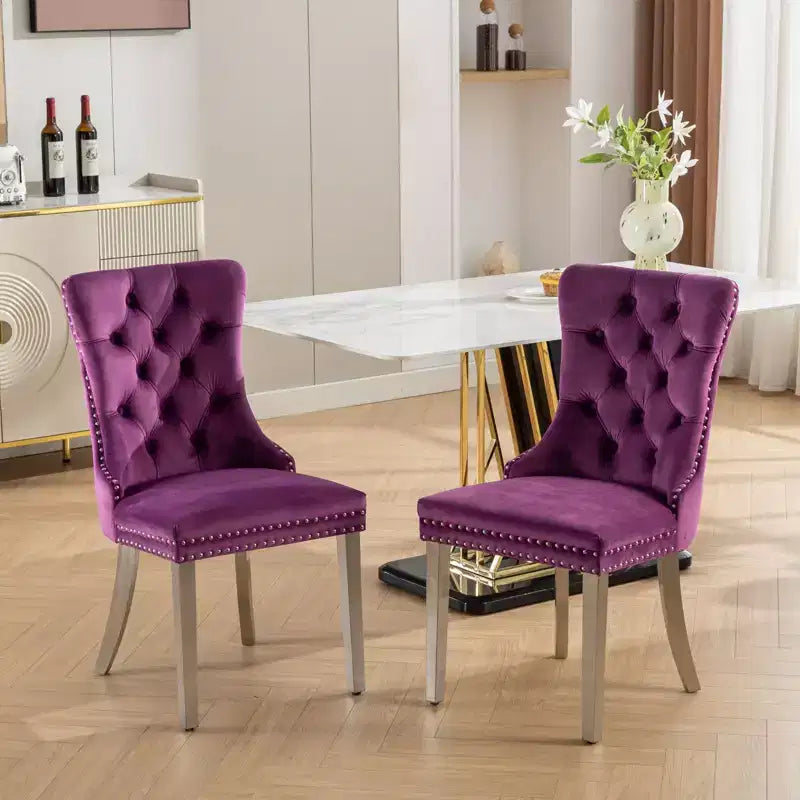 Set di 2 sedie da pranzo contemporanee imbottite in velluto grigio trapuntato in legno massello con gambe placcate in acciaio inossidabile cromato e finiture con borchie