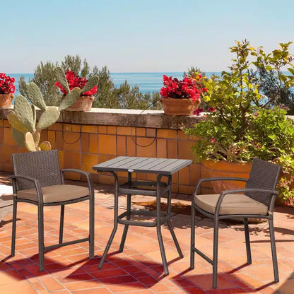 Outsunny Set 3 Pezzi in Rattan e Vimini, Tavolo con Top Effetto Legno e 2 Sgabelli da Bar per Esterni, Patio, Bordo Piscina, Giardino