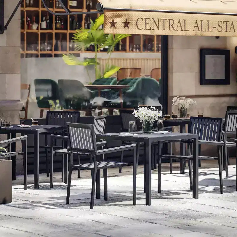 Flash Furniture Harris - Ensemble de 5 pièces de table et chaises commerciales intérieures/extérieures avec dossiers et assises à lattes en résine noire
